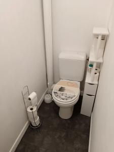 a small bathroom with a toilet in a room at Studio a Clermont Ferrand in Clermont-Ferrand