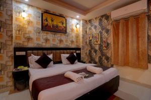 sypialnia z dużym łóżkiem z ręcznikami w obiekcie HOTEL NEW PUNJAB LUXURY w Nowym Delhi