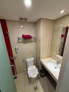 La salle de bains est pourvue de toilettes et d'un lavabo. dans l'établissement Hotel Brothers Inn Babarsari, à Seturan