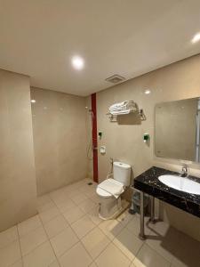 a bathroom with a toilet and a sink at Hotel Brothers Inn Babarsari in Seturan