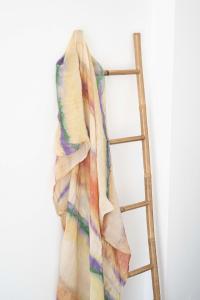 uma toalha pendurada numa prateleira ao lado de uma escada em La Roka, Cliffside Memories em Imerovigli