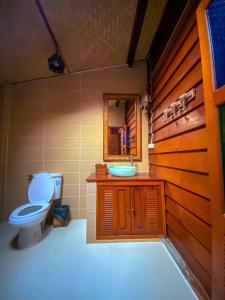 een badkamer met een toilet en een wastafel bij Shaya’s Green Hideaway 