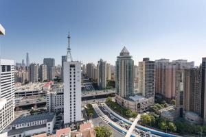 une vue aérienne sur une ville avec de nombreux bâtiments dans l'établissement Shanghai Xintiandi Taipuqiao Tianzifang near the Bund Sunny Cozy Deluxe Room, à Shanghai