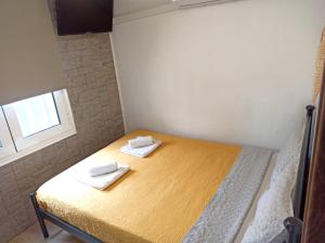 een slaapkamer met een bed met twee handdoeken erop bij Renovated Loft near the Center in Heraklion