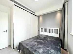 Een bed of bedden in een kamer bij Shanghai Bund Xintiandi Newly renovated near metro station Floor heating and air-conditioning Deluxe Room