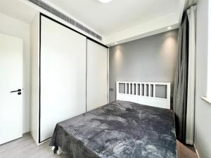 a bedroom with a large bed and a large closet at 上海外滩旁的二房公寓 in Shanghai +5 photos