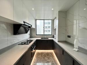 Een keuken of kitchenette bij Shanghai Bund Xintiandi Newly renovated near metro station Floor heating and air-conditioning Deluxe Room