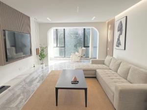 A seating area at Shanghai Jing'an Temple, Sunny Capital, Deluxe Three-Bedroom Apartment B&B, Extra Large Space