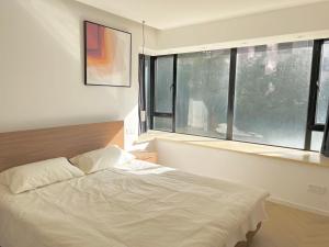 Voodi või voodid majutusasutuse Eastern Hub - Jing'an Temple Branch Sunny Capital, Deluxe 3-Bedroom Apartment, Extra Large Space with Free Mahjong toas