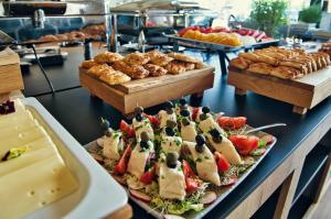 ein Buffet mit Speisen auf einem Tisch in einem Restaurant in der Unterkunft Scandi Marine in Zator