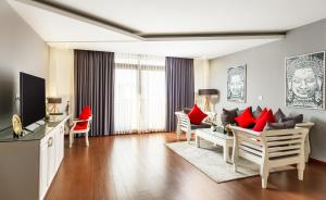 TV a/nebo společenská místnost v ubytování Jaya Suites Hotel