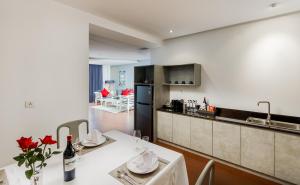 Kuchyň nebo kuchyňský kout v ubytování Jaya Suites Hotel