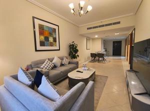 TV a/nebo společenská místnost v ubytování Trinity Holiday Homes - Sheikh Zayed Road Near to Financial Center Metro Station