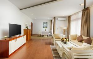 TV a/nebo společenská místnost v ubytování Jaya Suites Hotel