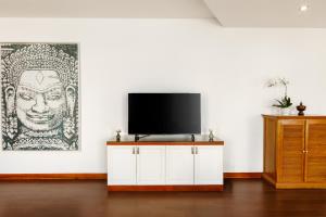 TV a/nebo společenská místnost v ubytování Jaya Suites Hotel