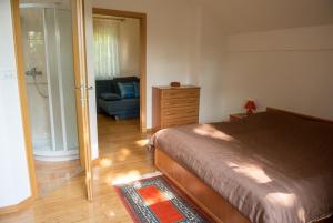 um quarto com uma cama e um quarto com uma cadeira em Holiday Home Lemut em Kranj
