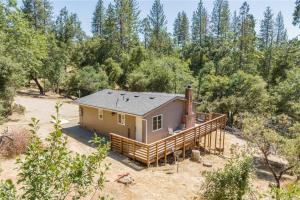 a small house in the middle of a forest at Mountain View, near Yosemite & Bass Lake, BBQ, Fireplace,EVC in Oakhurst