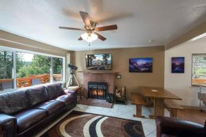 een woonkamer met een bank en een open haard bij Mountain View, near Yosemite & Bass Lake, BBQ, Fireplace,EVC in Oakhurst
