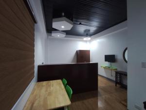 ein Büro mit einem Holztisch und grünen Stühlen in der Unterkunft Balai Subik Hotel in Olongapo