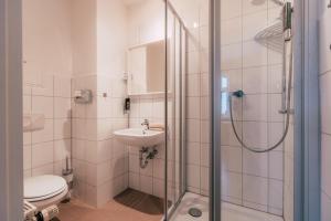 Vonios kambarys apgyvendinimo įstaigoje Luga Homes - Chausseehaus