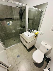 Koupelna v ubytování A Private Ensuite with AC and TV