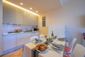 Kitchen o kitchenette sa Appartamento Vista Lago - Happy Rentals