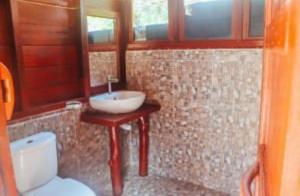 un bagno con lavandino e WC di Mentawai Ebay Playground Surfcamp a Masokut Altre 16 foto