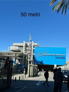 a sign that says so merit in a city at Appartamento al Ponte Reale in Genoa