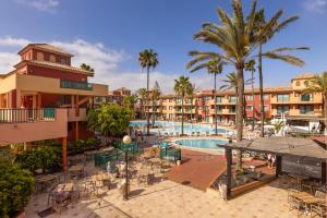ein Bild eines Resorts mit einem Pool und Palmen in der Unterkunft O7 Aloe Corralejo in Corralejo