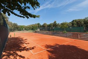 um campo de ténis com uma raquete de ténis em Maistra Camping Amarin Pitches em Rovinj
