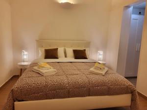 a bedroom with a bed with two towels on it at La Perla Di Noto in Noto