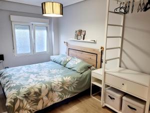 um quarto com uma cama e uma escada em Apto Cimavilla. Wifi gratuito. VUT-827-AS em Gijón