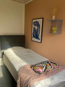 ein Schlafzimmer mit einem Bett und einem Bild einer Meerjungfrau in der Unterkunft 170 M2 stort hus tæt på centrum, MCH og Boxen in Herning