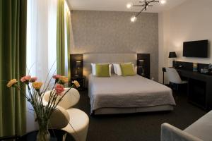 克拉科夫的住宿－中庭酒店，酒店客房配有一张床、一把椅子和一张书桌