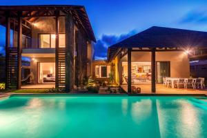 una casa con piscina di fronte a una casa di Paradise Villa a Grande Gaube