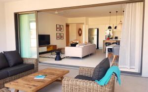 格蘭德高貝的住宿－Paradise Villa，客厅配有沙发和桌子