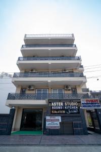um edifício com um sinal em frente em Aster Studio Sec-39 Gurgaon I Fully furnished 2BHK em Gurgaon