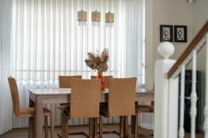 Villa Poyraz في مرماريس: غرفة طعام مع طاولة وكراسي خشبية