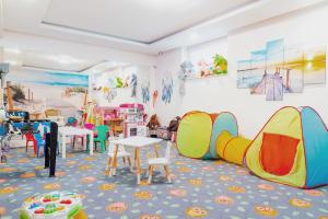 una sala de juegos para niños con una tienda de juegos en Pokoje Gościnne Raf-Tur - Sala Zabaw, Grill - Idealny dla rodzin z dziećmi en Ostrowo