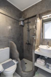 アダマスにあるAphrodite Diamondのバスルーム(トイレ、洗面台付)