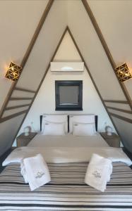 een slaapkamer met een bed op zolder bij Jahorina Luxury Chalets in Jahorina