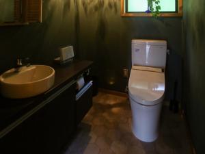 Łazienka z białą toaletą i umywalką w obiekcie Nonoya - Vacation STAY 78469v w Gotō