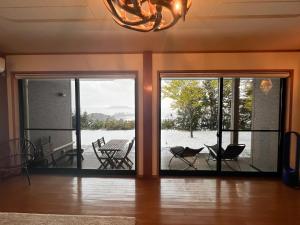 Camera con porte scorrevoli in vetro e vista su un patio. di Nonoya - Vacation STAY 78469v a Goto