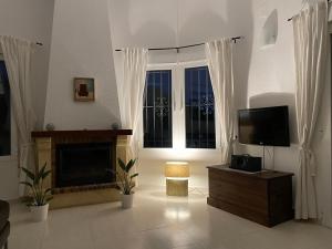 Televízia a/alebo spoločenská miestnosť v ubytovaní Villa Casa Dalí