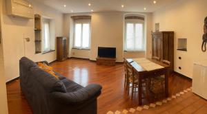 ein Wohnzimmer mit einem Sofa und einem Tisch in der Unterkunft casa porticciolo in Genua