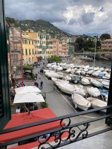 einen Balkon mit Blick auf einen Yachthafen mit Booten in der Unterkunft casa porticciolo in Genua