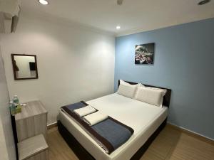 1 dormitorio pequeño con 1 cama y 1 silla en Maha Hotel en Puchong