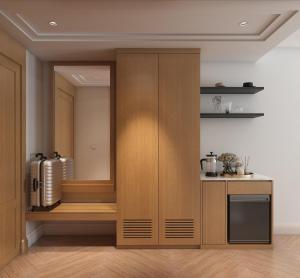 una cocina con una gran mampara de madera en una habitación en Khách Sạn Sen Biển Sầm Sơn en Sầm Sơn