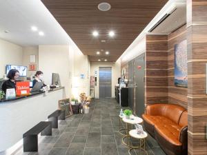 un vestíbulo de un hospital con una sala de espera con un perro en Dream Inn Hakata, en Fukuoka
