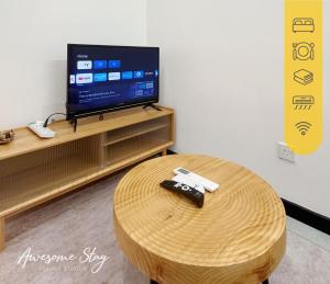Neu Suites By Awesomestay的电视和/或娱乐中心